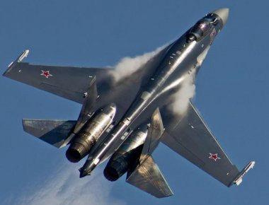 To Su-35S επιδεικνύει την κατευθυνόμενη του ώση στο Dubai Air Show
